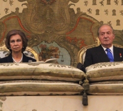 Sus Majestades los Reyes durante la misa conmemorativa del centenario del nacimiento de Don Juan de Borbón